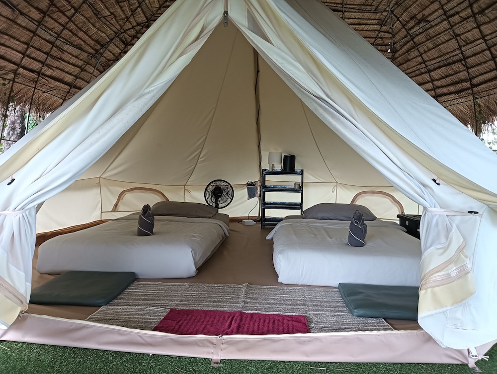 CASTAWAY, TWIN BEDS