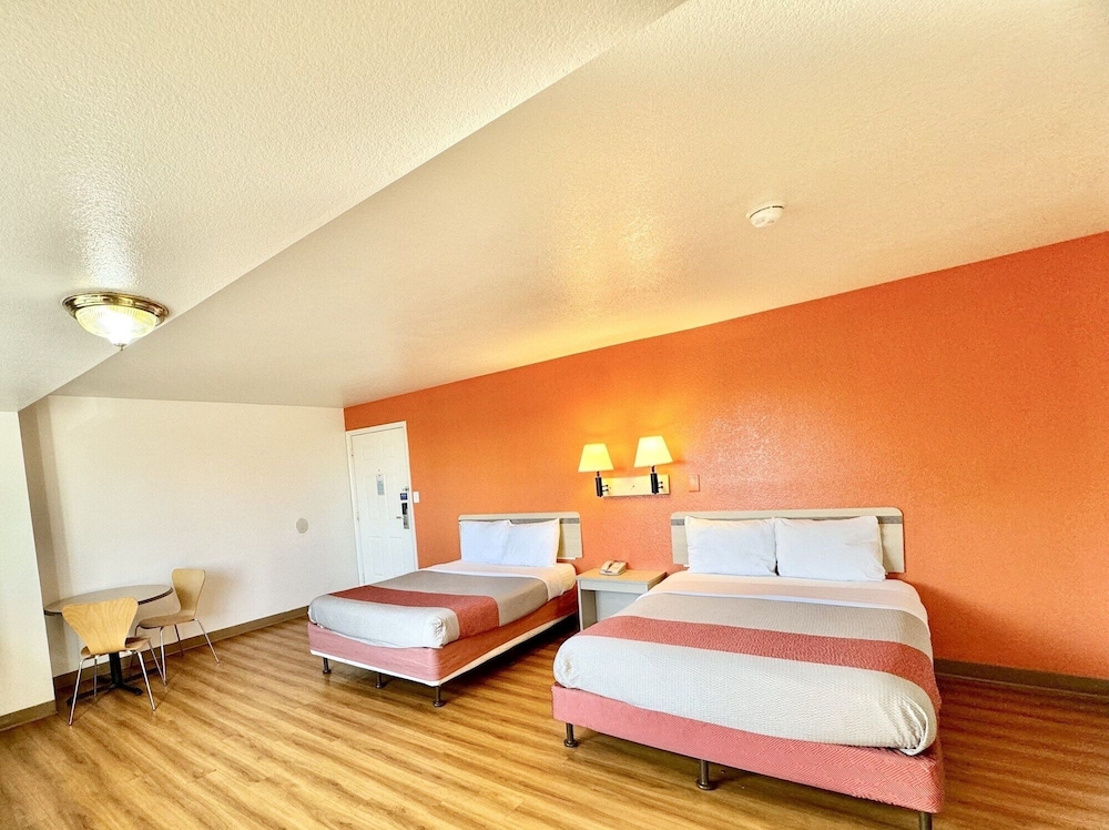 1 Queen Bed - ADA/Tub/Hear/Micfridge