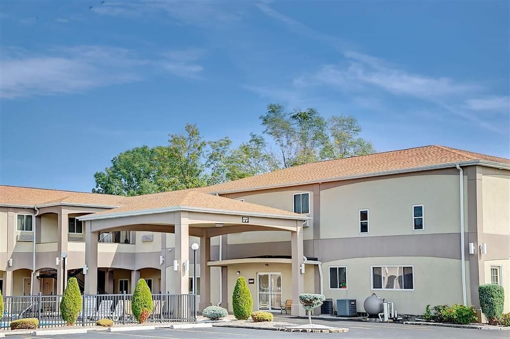 Days Inn and Suites By Wyndham Niagara Falls/Buffalo 1/40