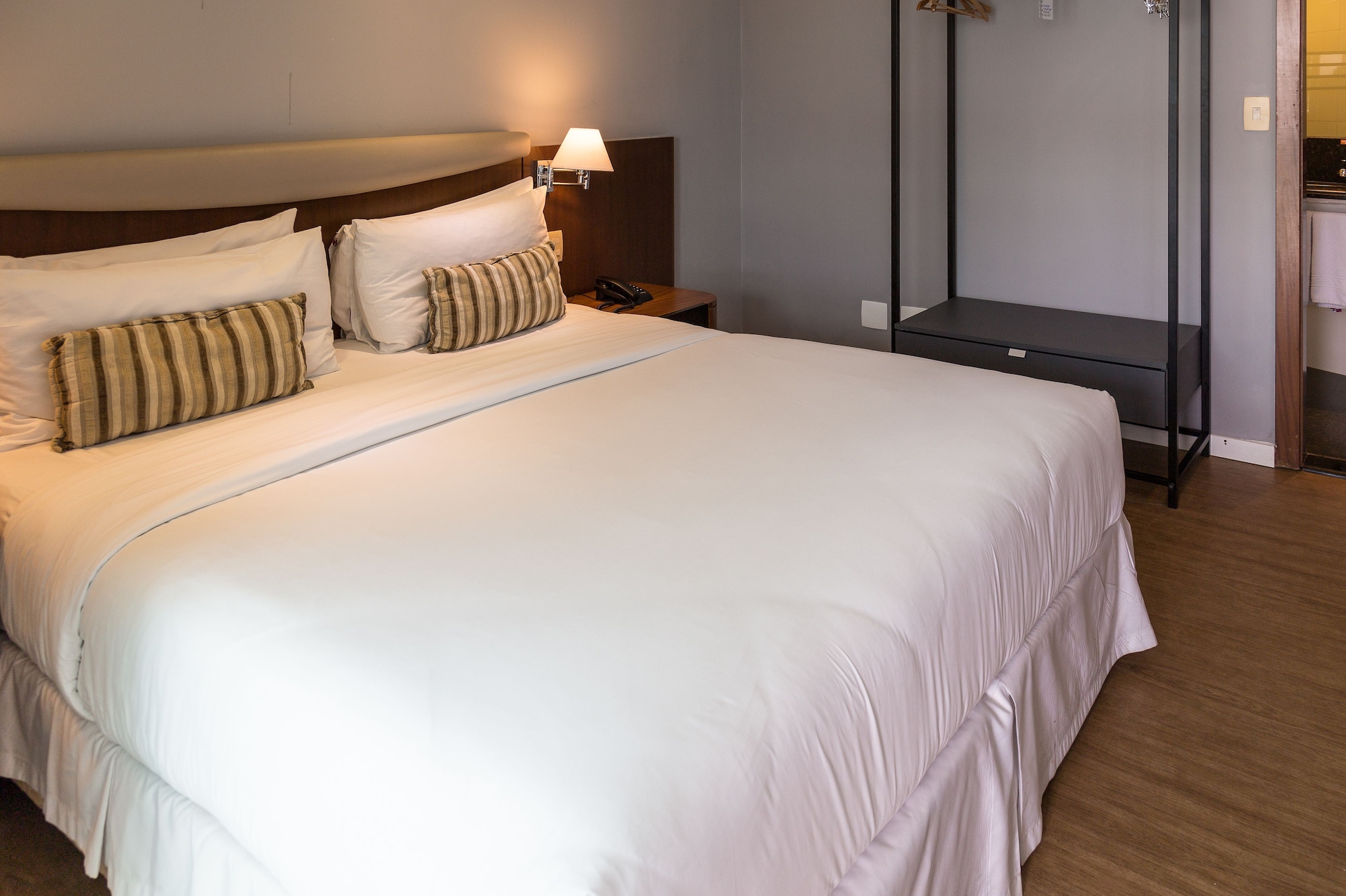 DELUXE, QUEEN BED