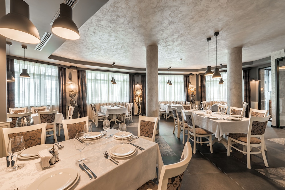 All Seasons Residence Hotel 48/68