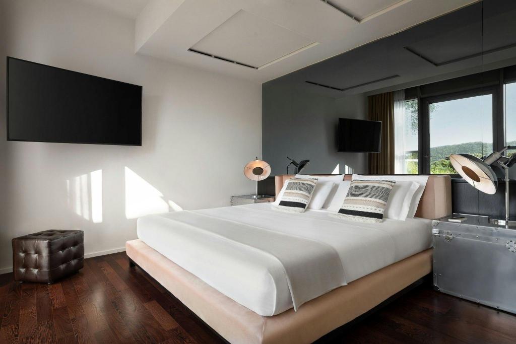 1 Bedroom, Deluxe, Suite, King Bed, Golf Course View, Terrace, High Floor