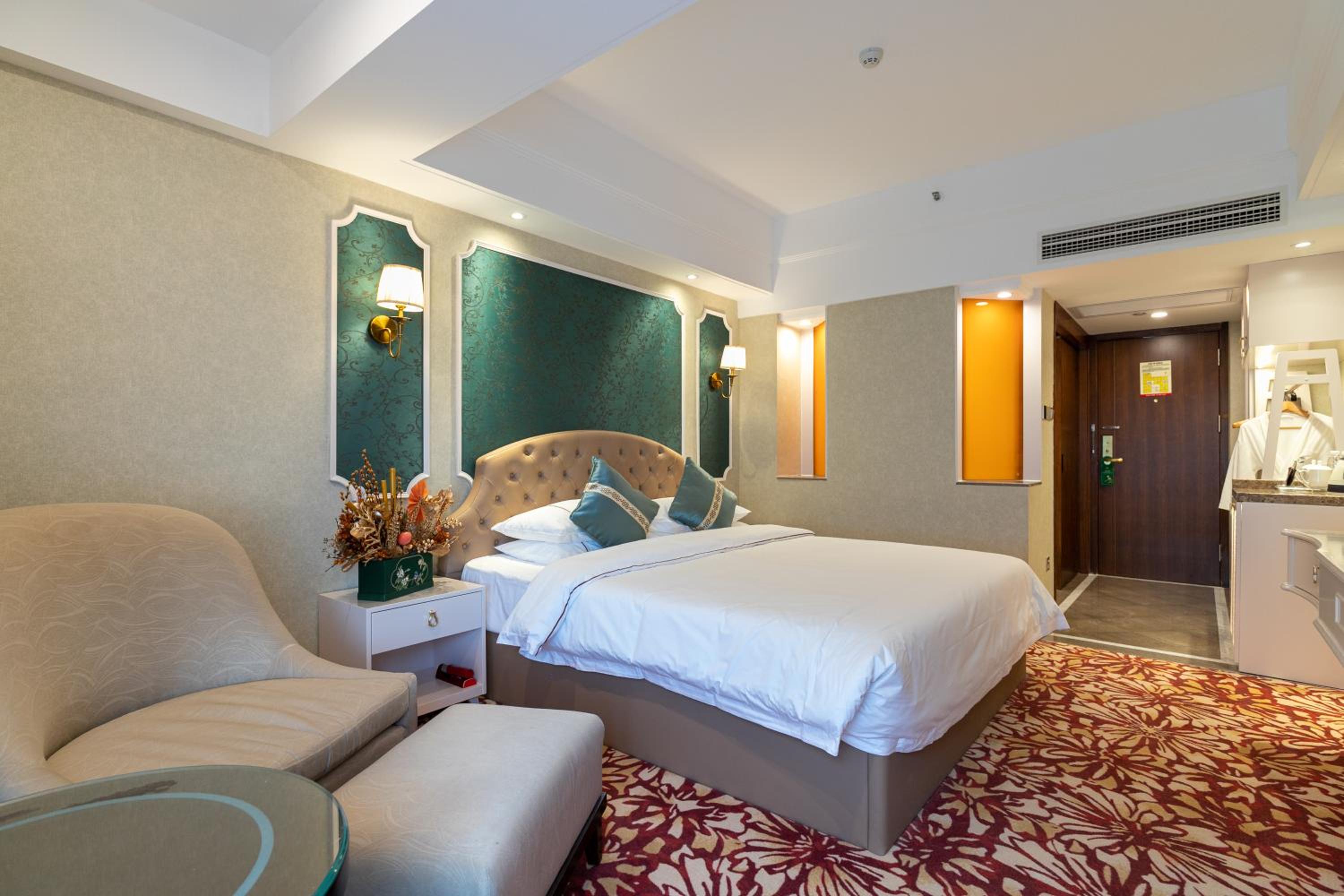 Yue, Superior, Queen Bed