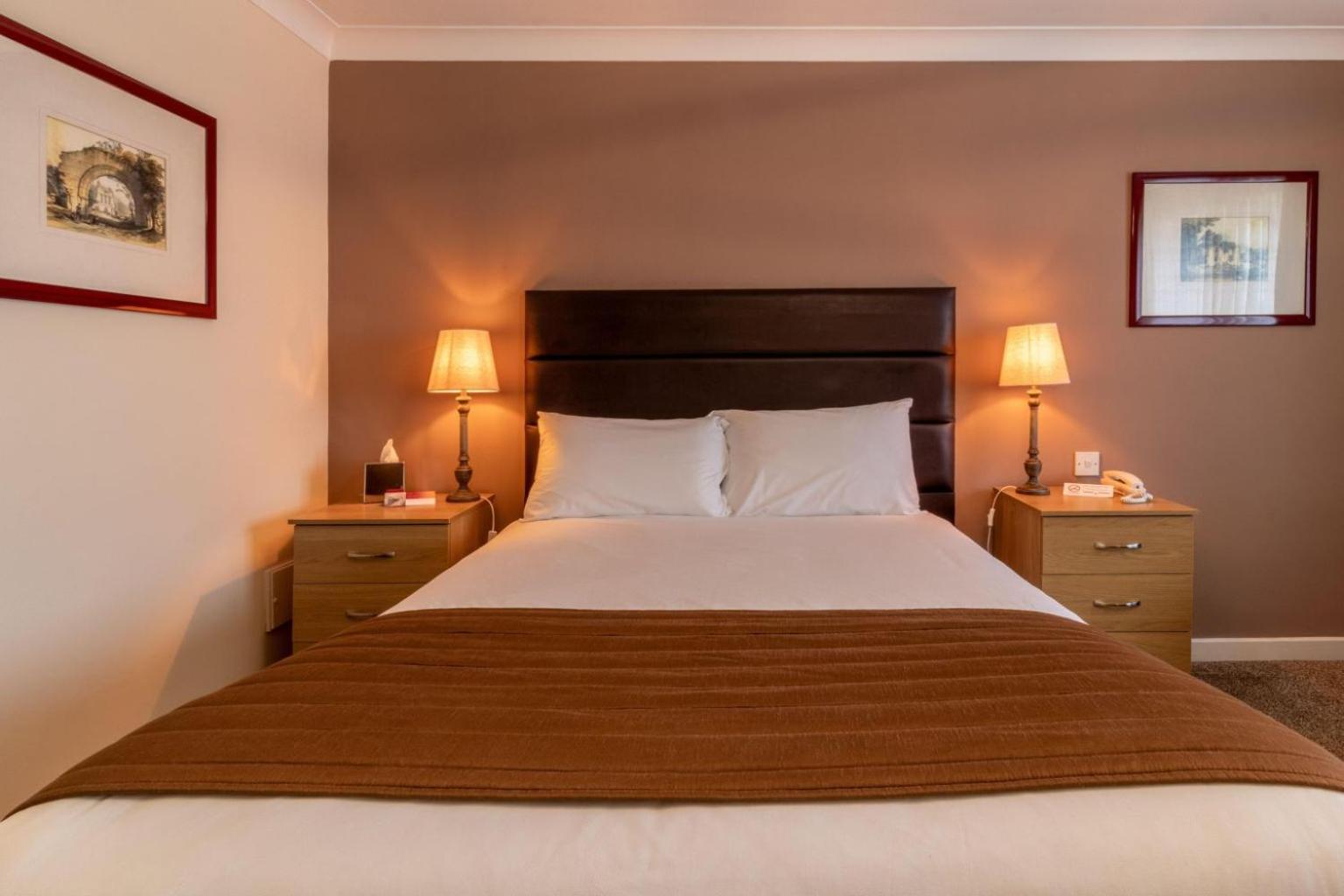 ROOM, DOUBLE BED