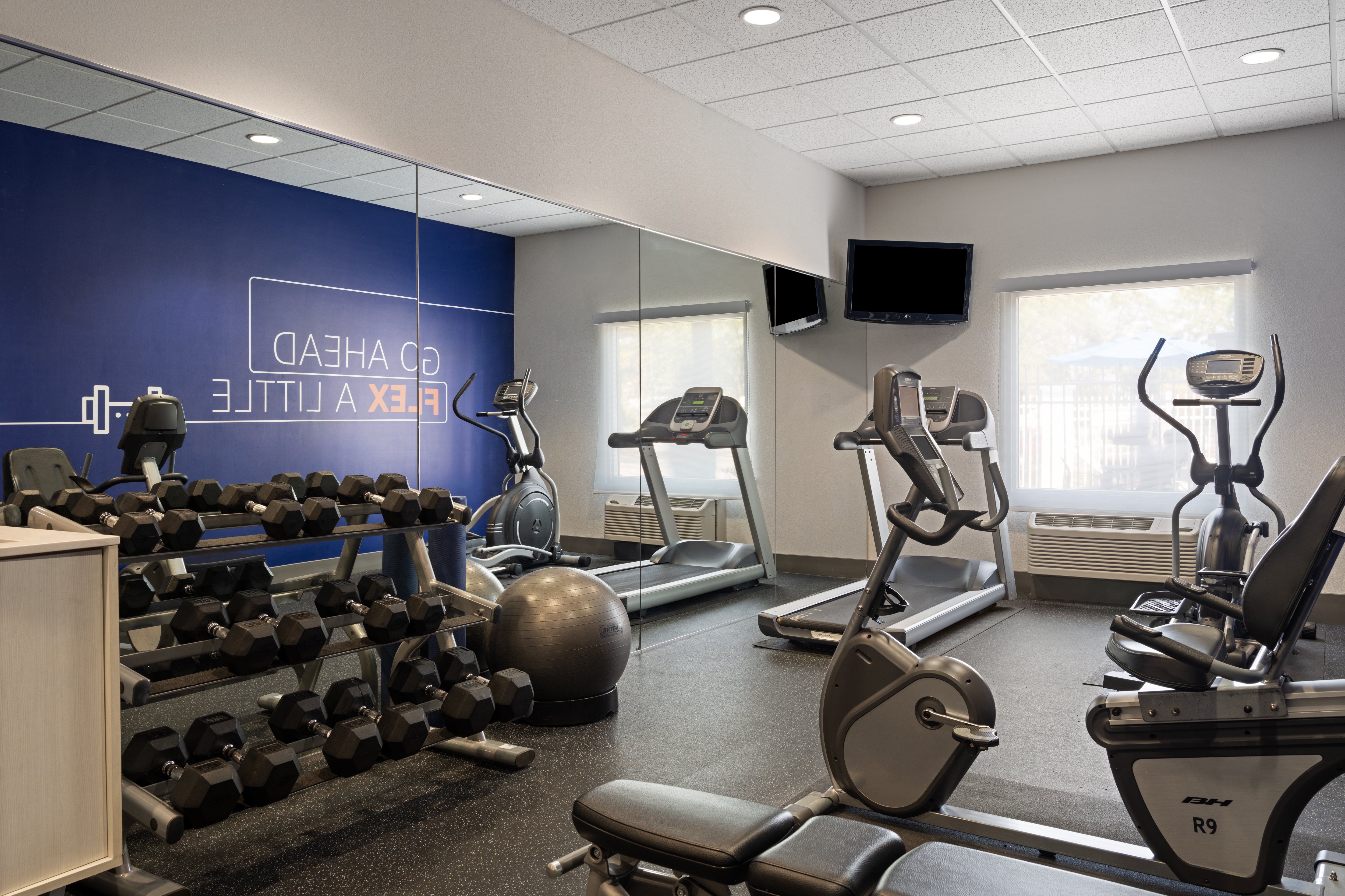 Holiday Inn Express and Suites St. Petersburg North (I-275), an IHG Hotel 37/58