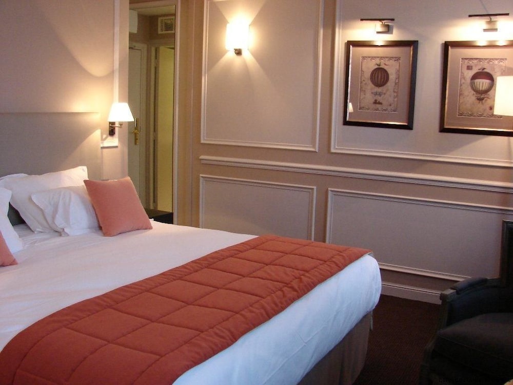 Hotel De L'Universite 15/50