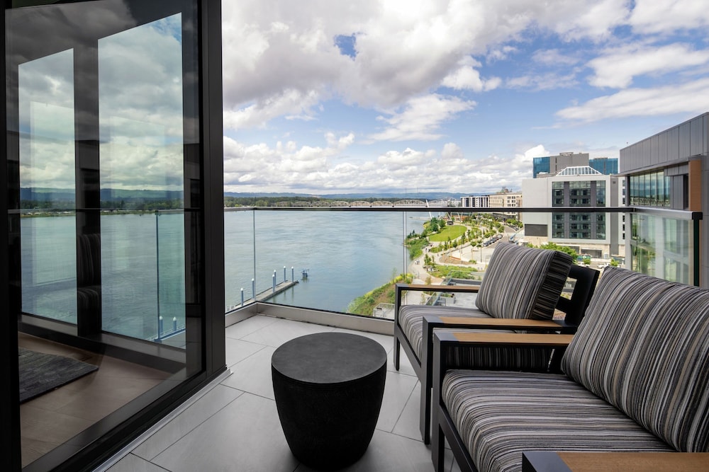 AC Hotel Vancouver Waterfront 10/22
