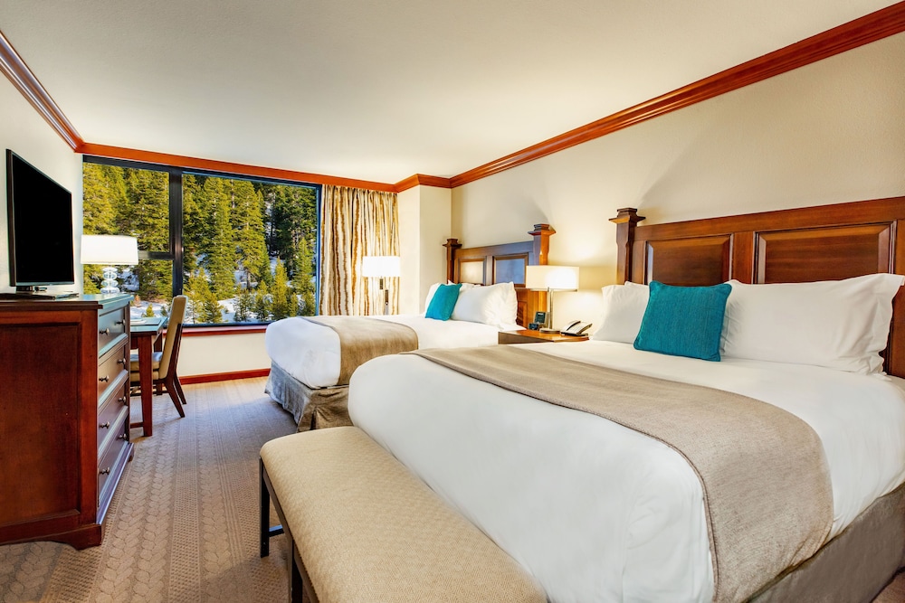 2 Bedrooms, Suite, 1 King and 2 Queen Beds, Forest View, Sofa