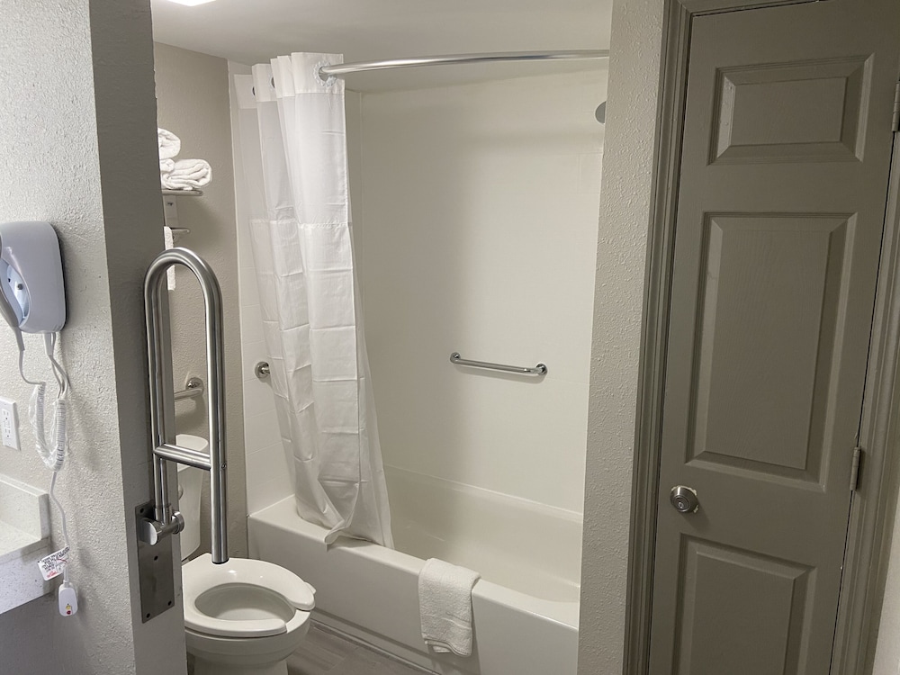 Days Inn by Wyndham Newnan 10/43