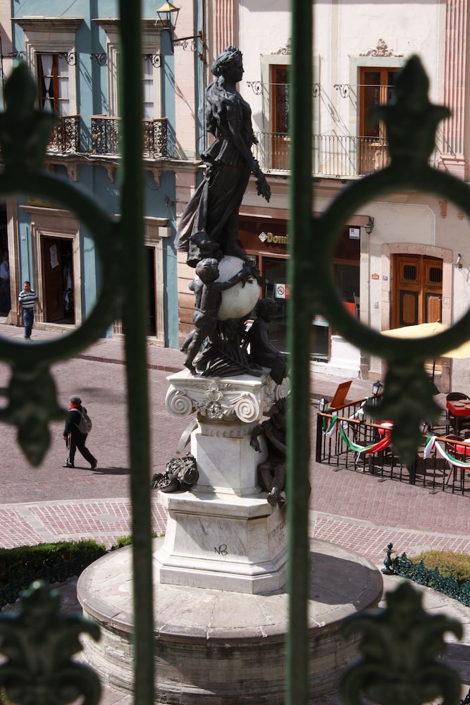Hotel de la Paz 48/51