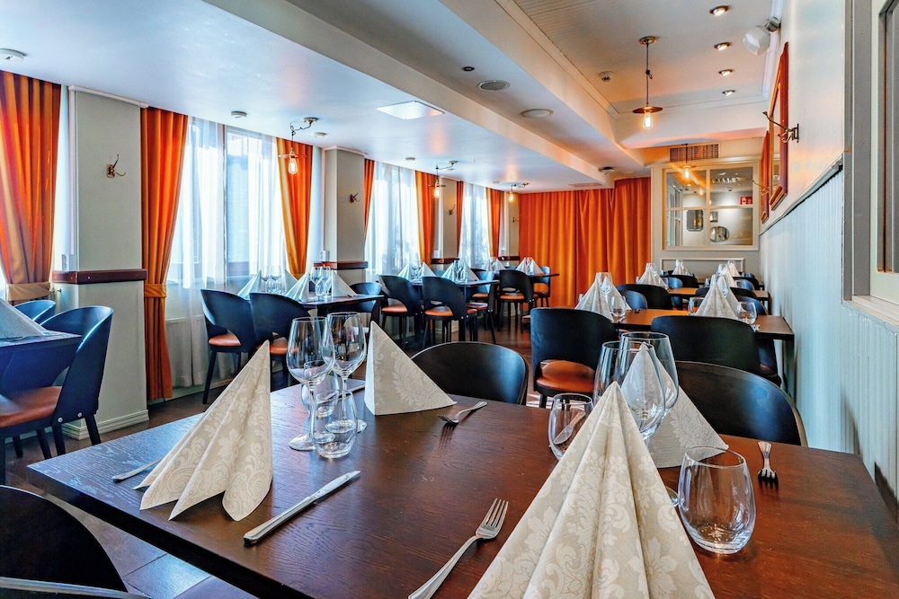 restaurant cafeteria