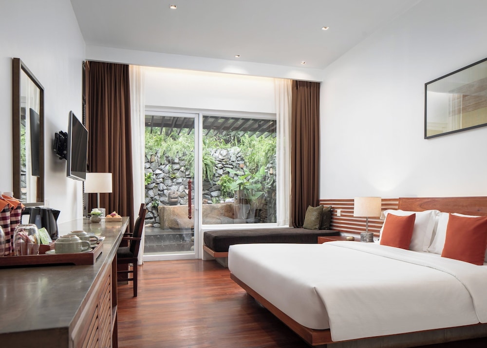 Suite, Bungalow, King Bed, Bathtub
