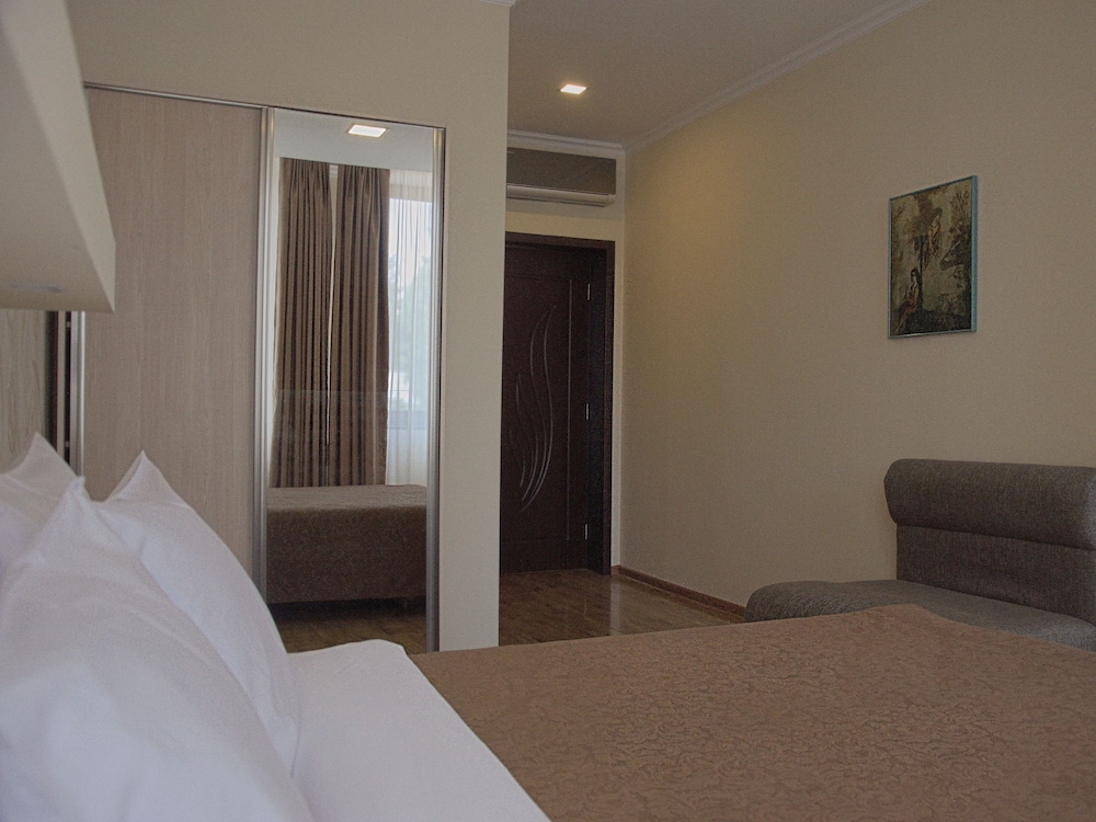 Tiflis Hotel 22/74
