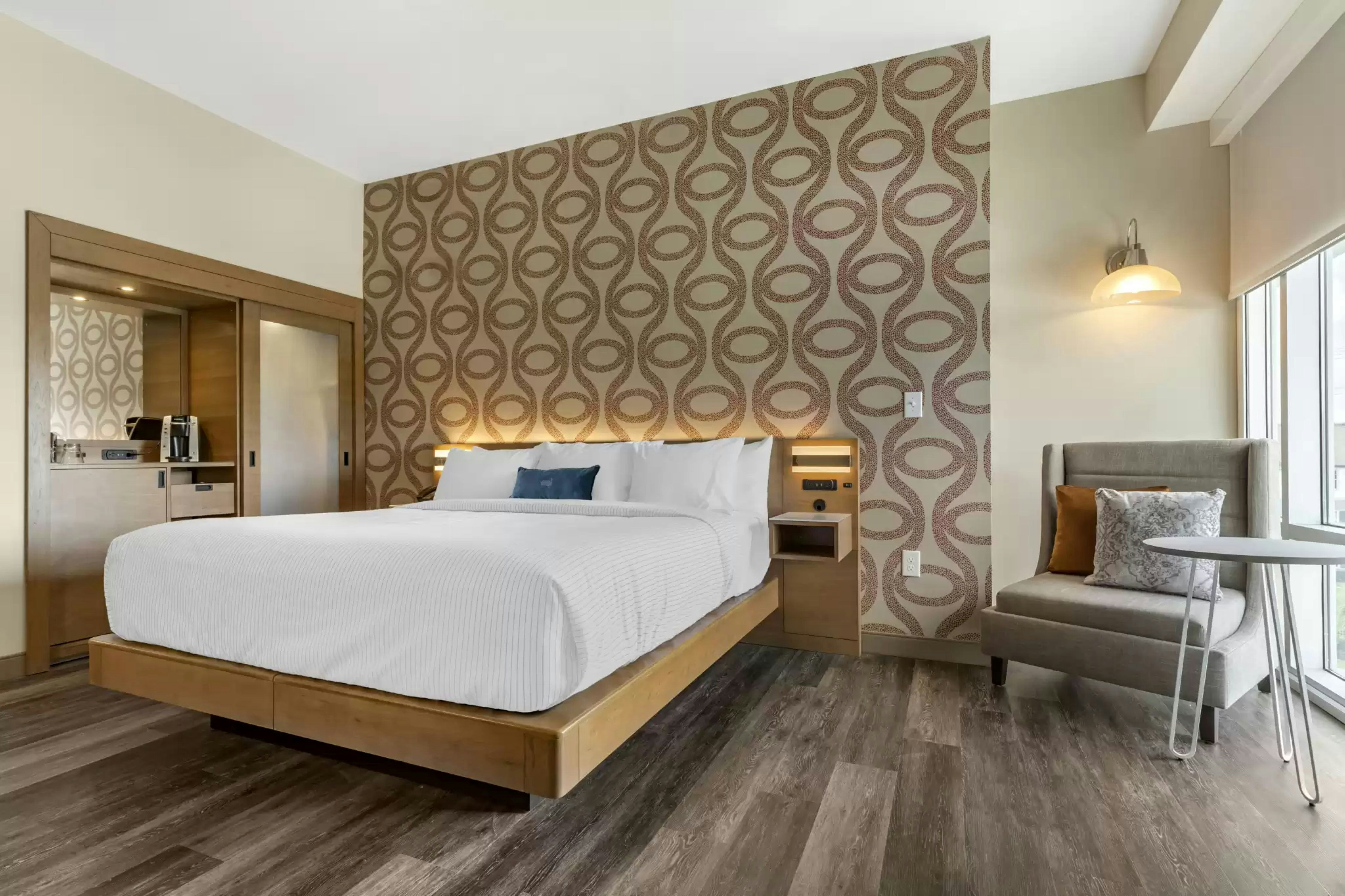 ROOM, KING BED