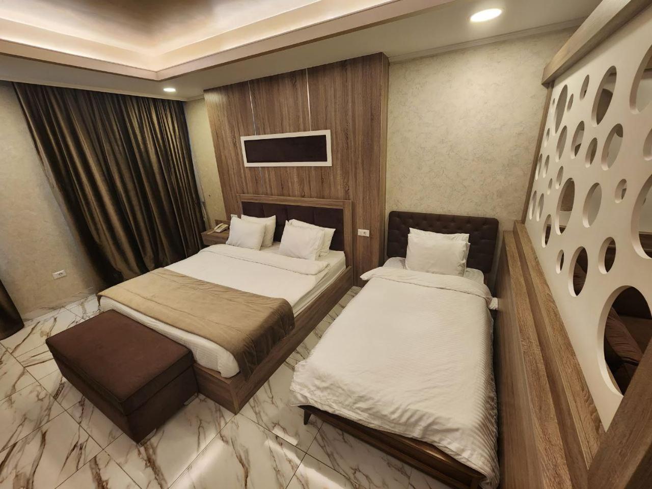 Deluxe King Suite: