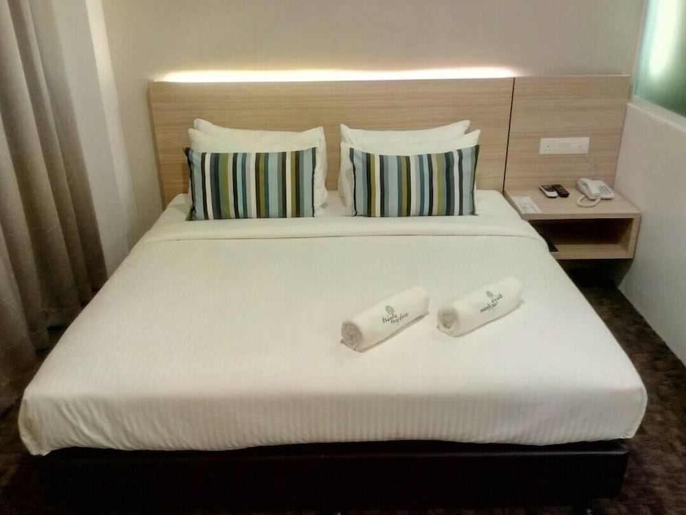 The Inn Formerly Triple Tree Xpress Hotel 10/44