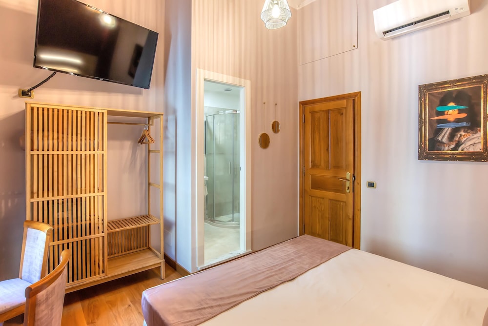NAKISSA INN 17/76