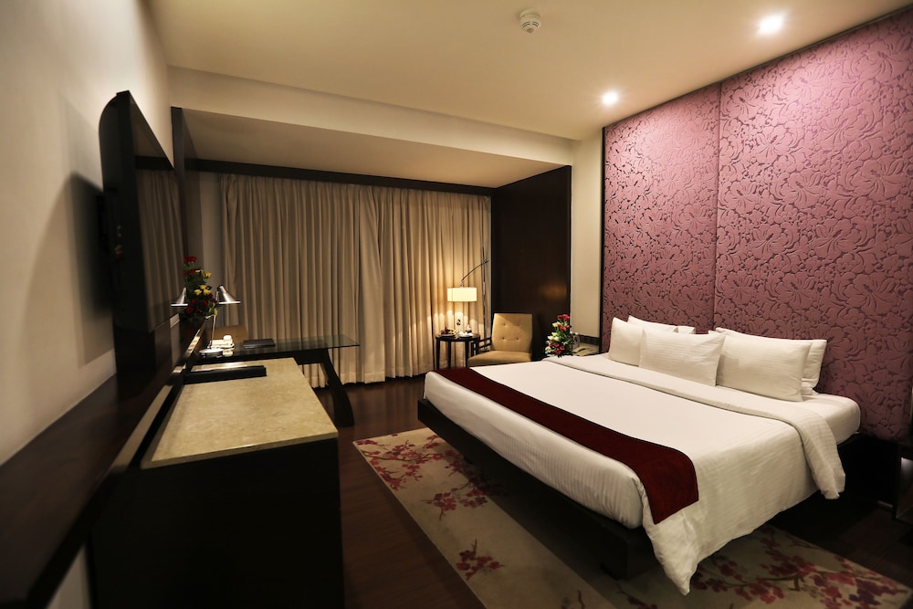 غرفة ديلوكس بسرير كينج بحوض استحمام، Royal Orchid Jaipur 6/10