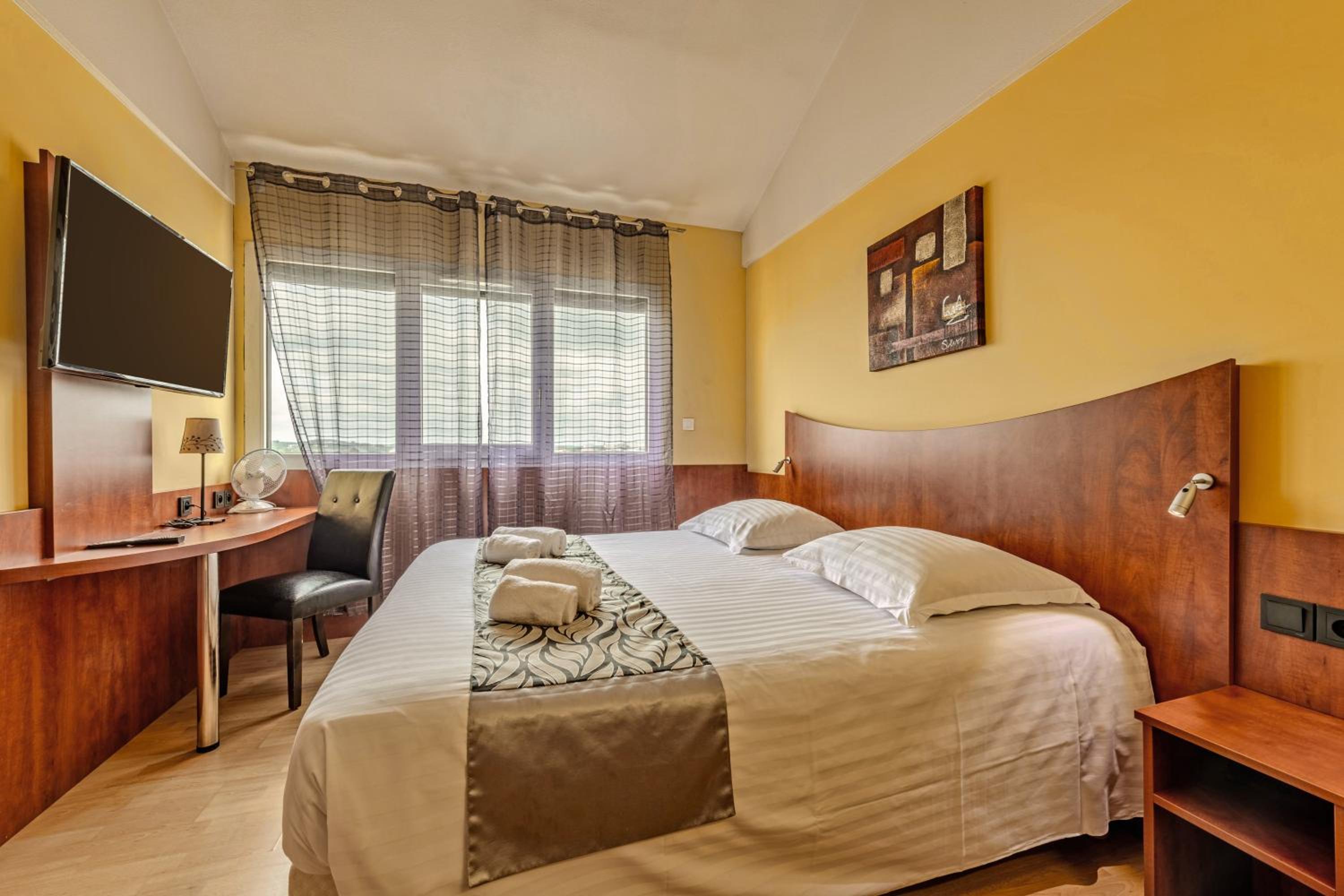Mezzanine, Family, Double and Twin Beds
