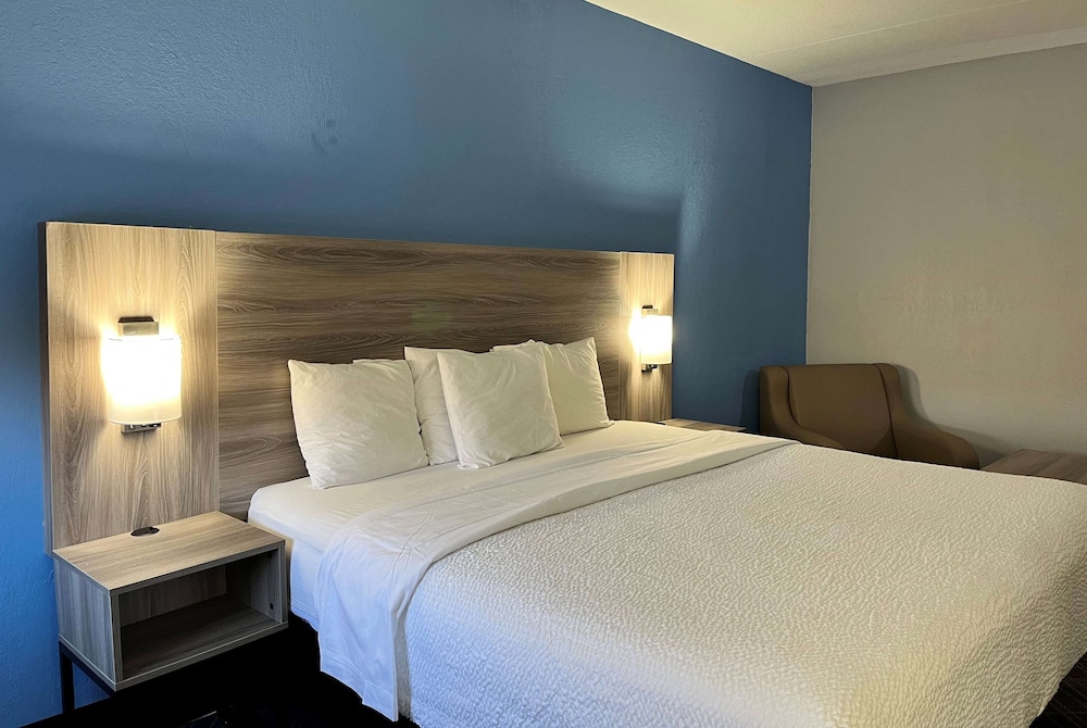 Room, King Bed, Baymont By Wyndham Indianapolis South 2/10