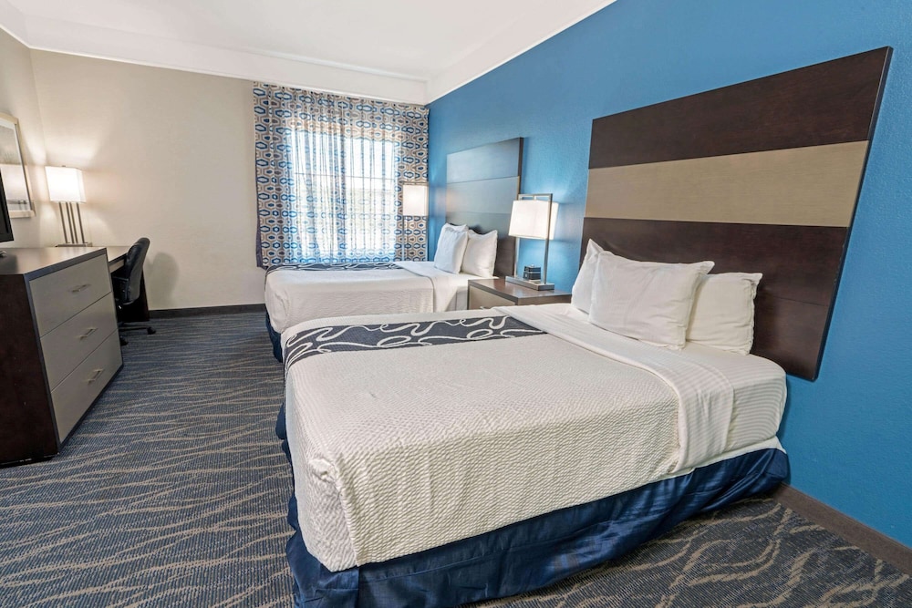 La Quinta Inn and Suites Phoenix I-10 West 7/50