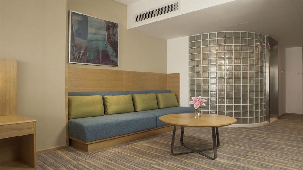 Holiday Inn Express Chengdu Airport Zone 48/75