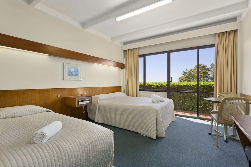 Village Family Motor Inn 14/47
