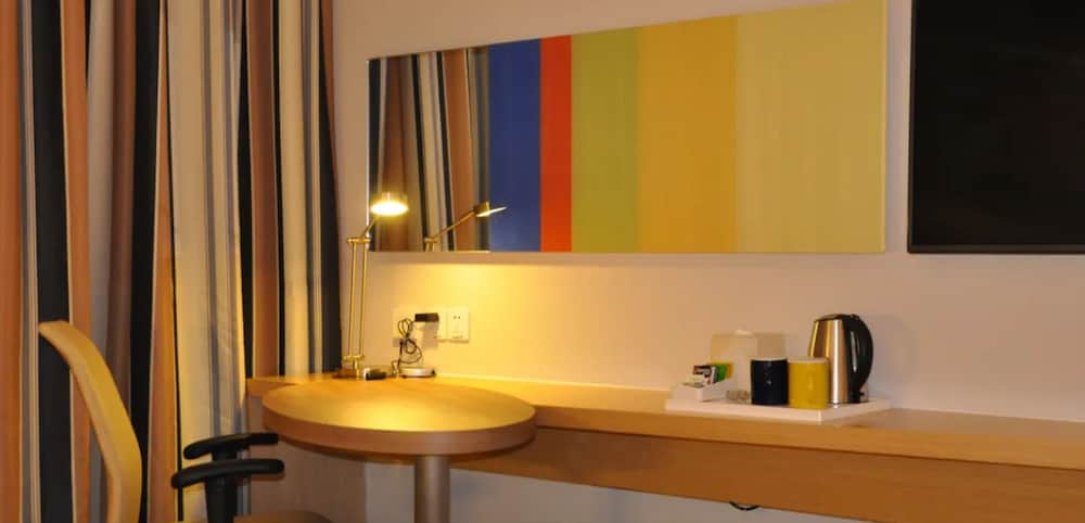Holiday Inn Express Shanghai Zhenping 9/69