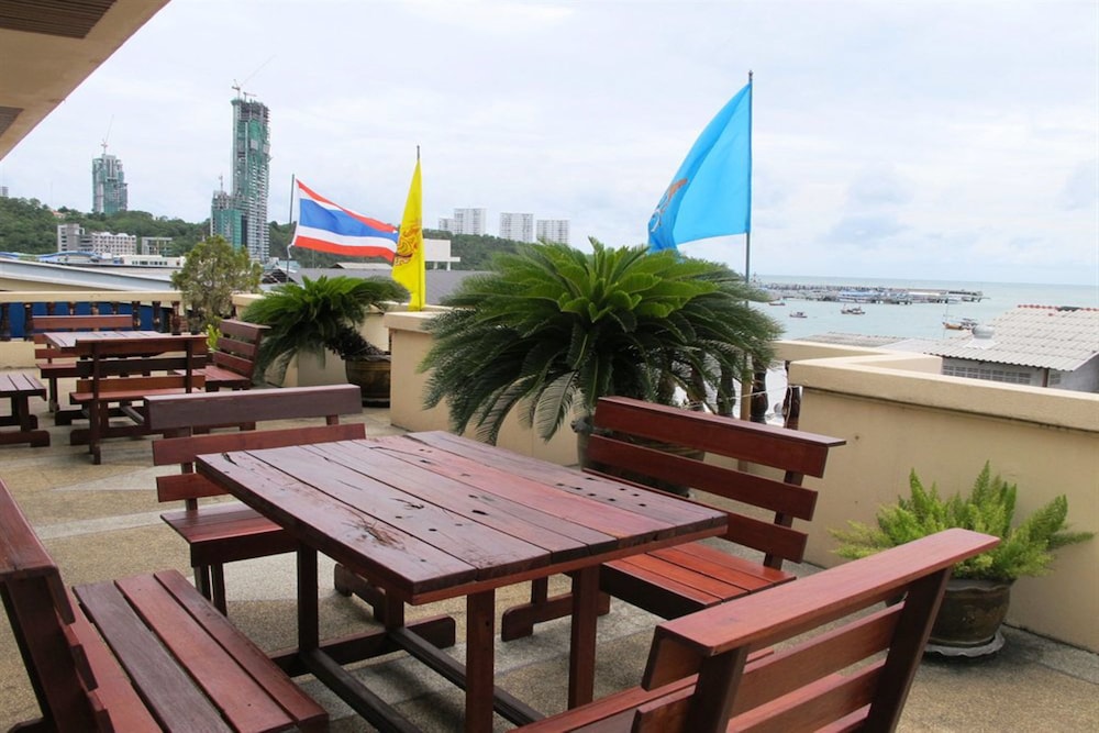 P 72 Hotel Bar 36/50
