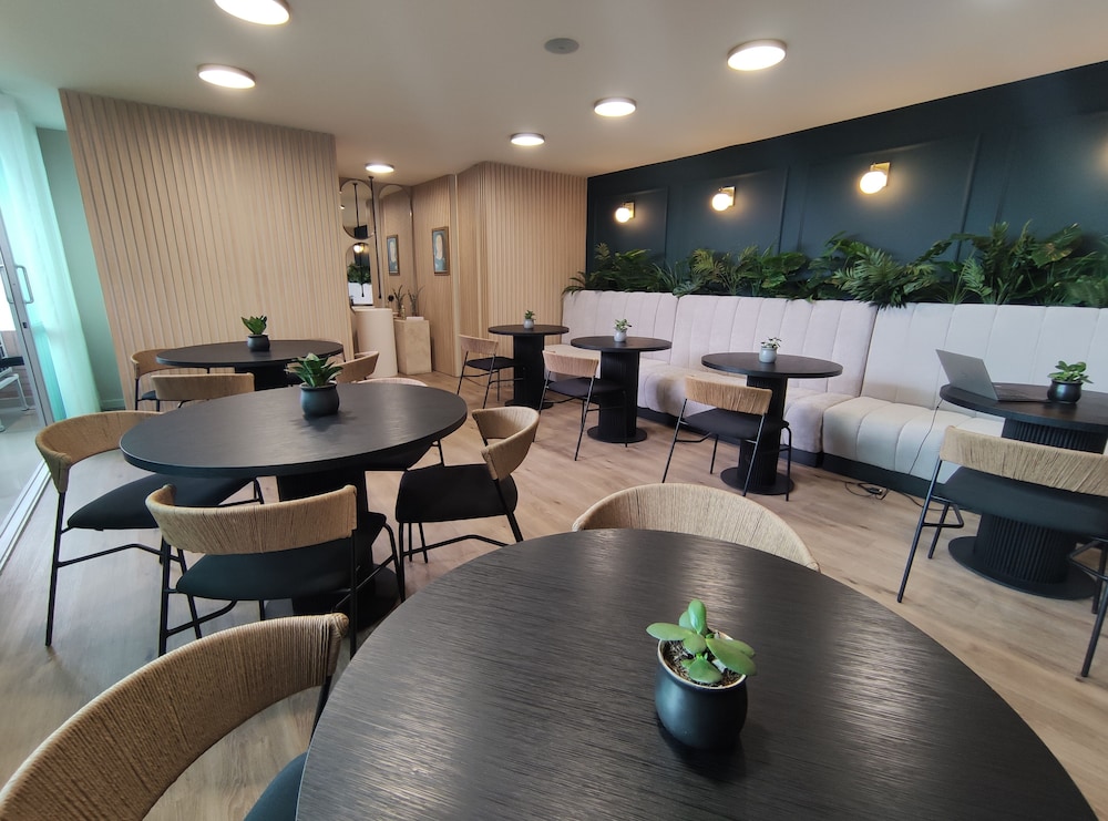 Hotel Sky Medellin 52/55