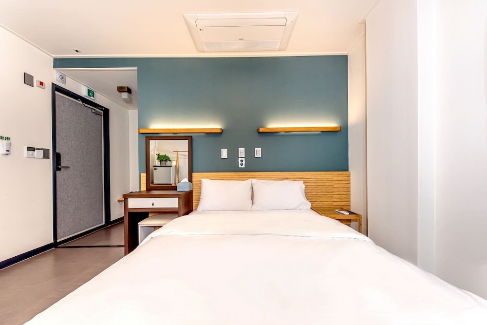 The Jade hotel 9/33