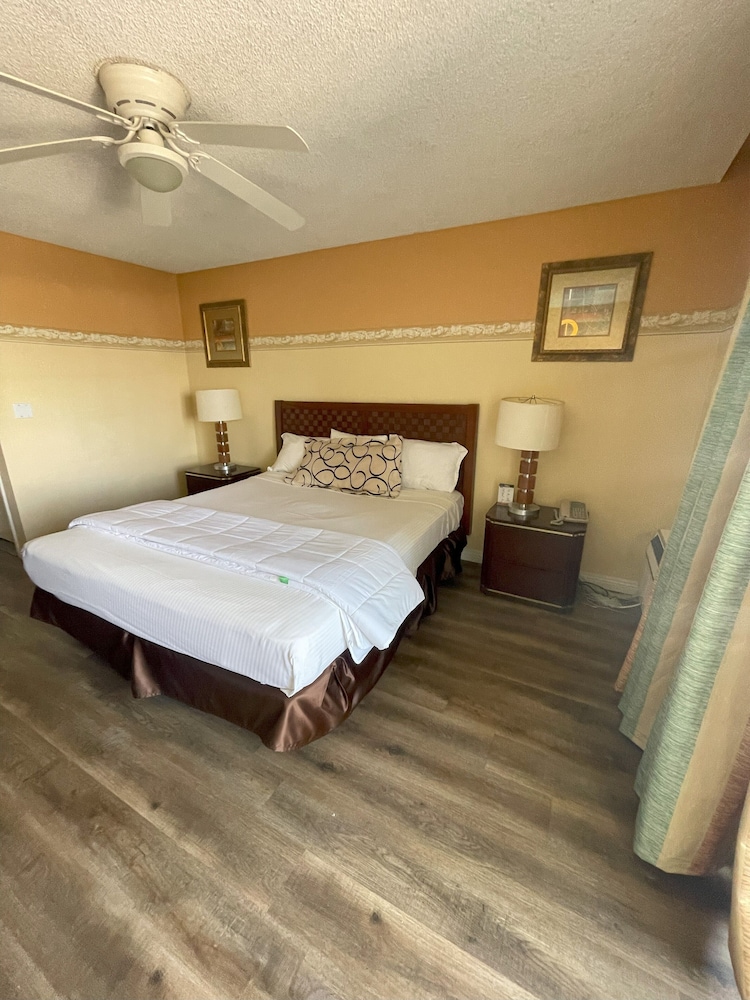 ROOM, QUEEN BED