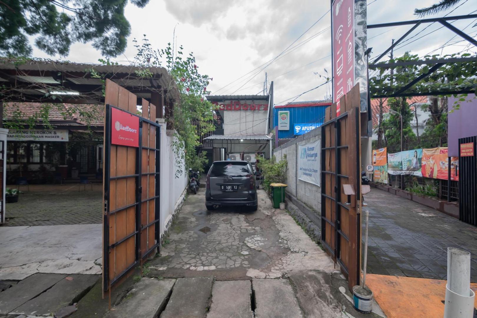 RedDoorz near Riau Junction Mall 2 13/19