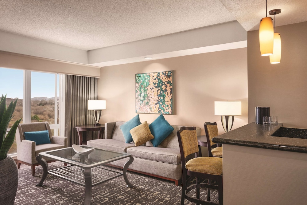 Embassy Suites by Hilton Franklin Cool Springs 38/75