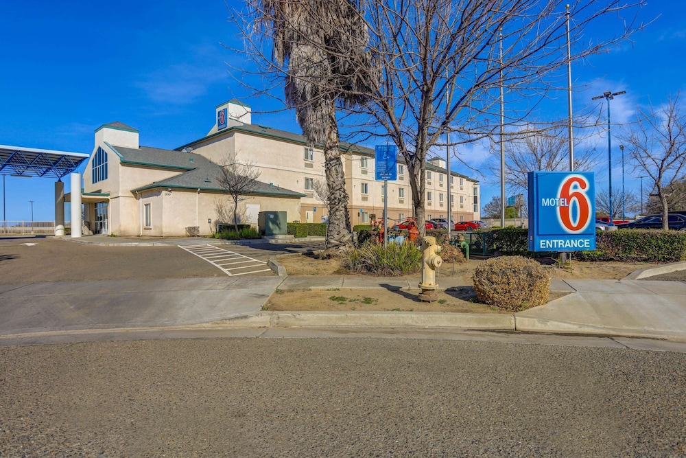 Howard Johnson by Wyndham Lemoore 60/68