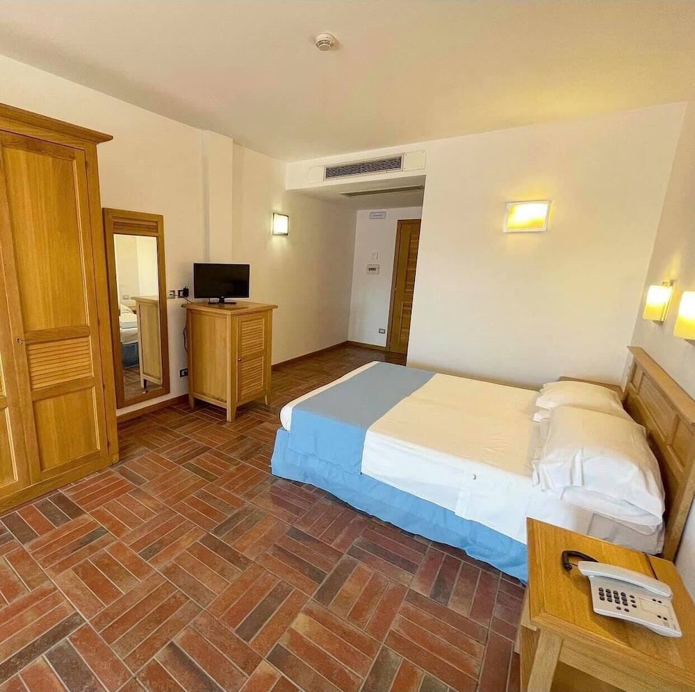 Le Mandrelle Beach Resort 3/28