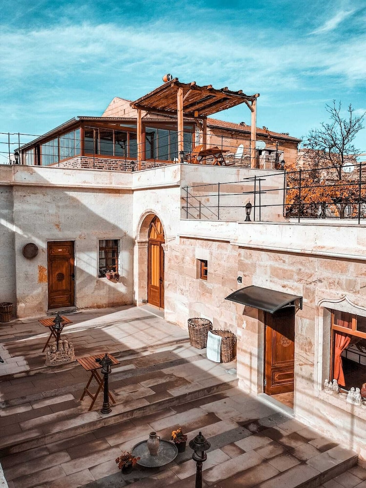 Lavinia Cappadocia Cave 5/50