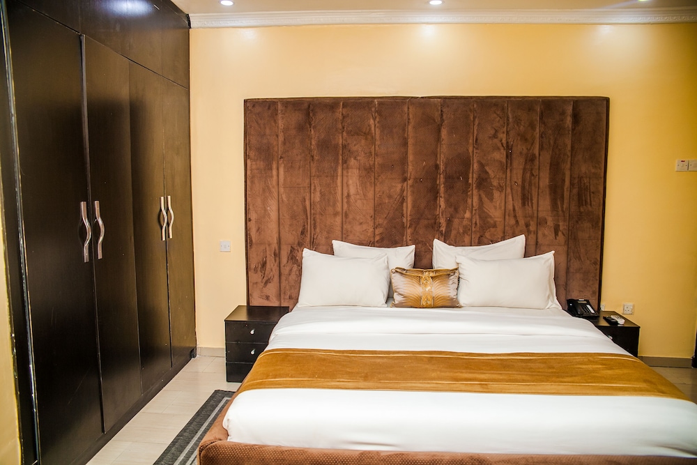 Cribville Hotel & Suites 7/41