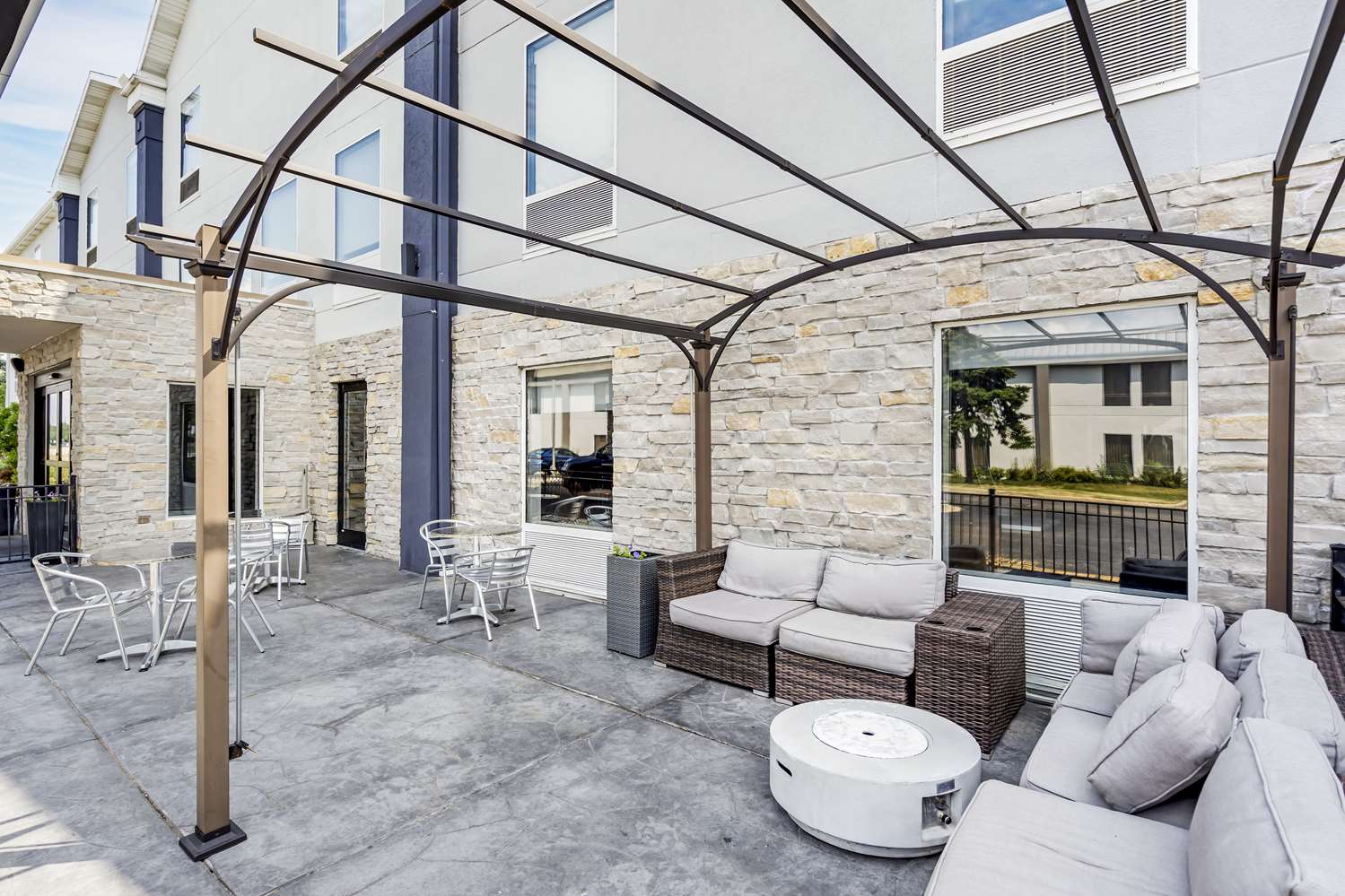Best Western Plus Bourbonnais Hotel & Suites 6/15