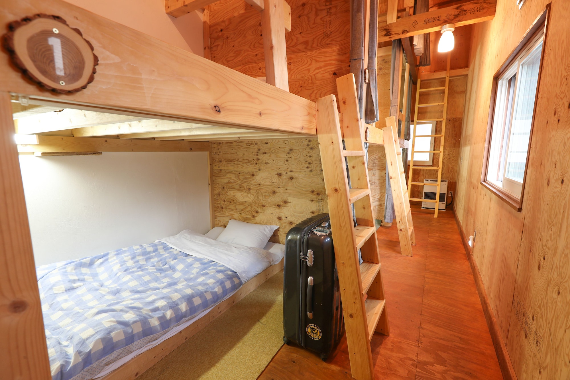 FEMALE DORM, 6 PEOPLE, 2 BEDS