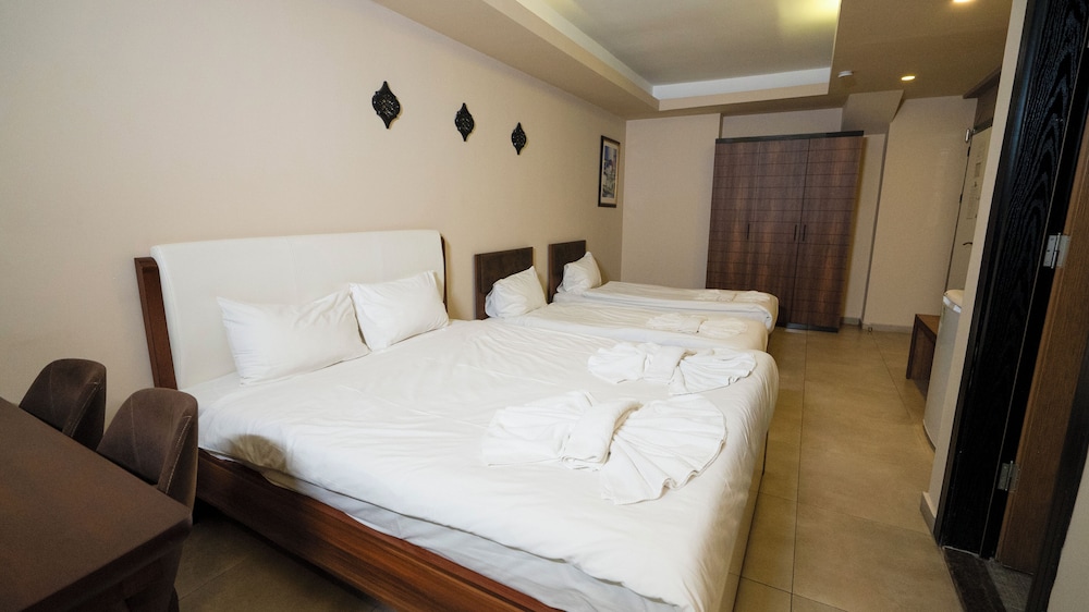 ROOM, QUADRUPLE, MULTIPLE BEDS