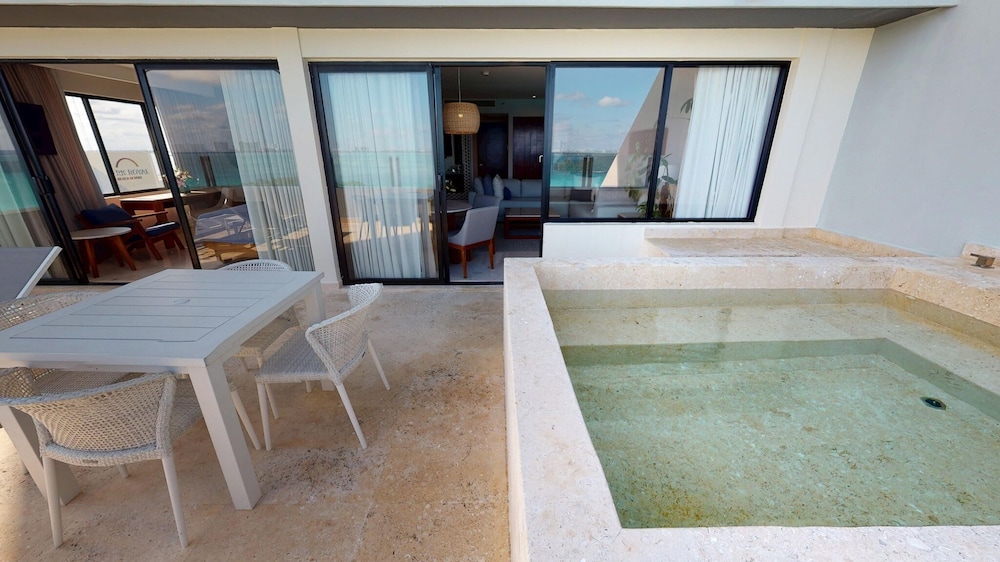 swimming pool spa
