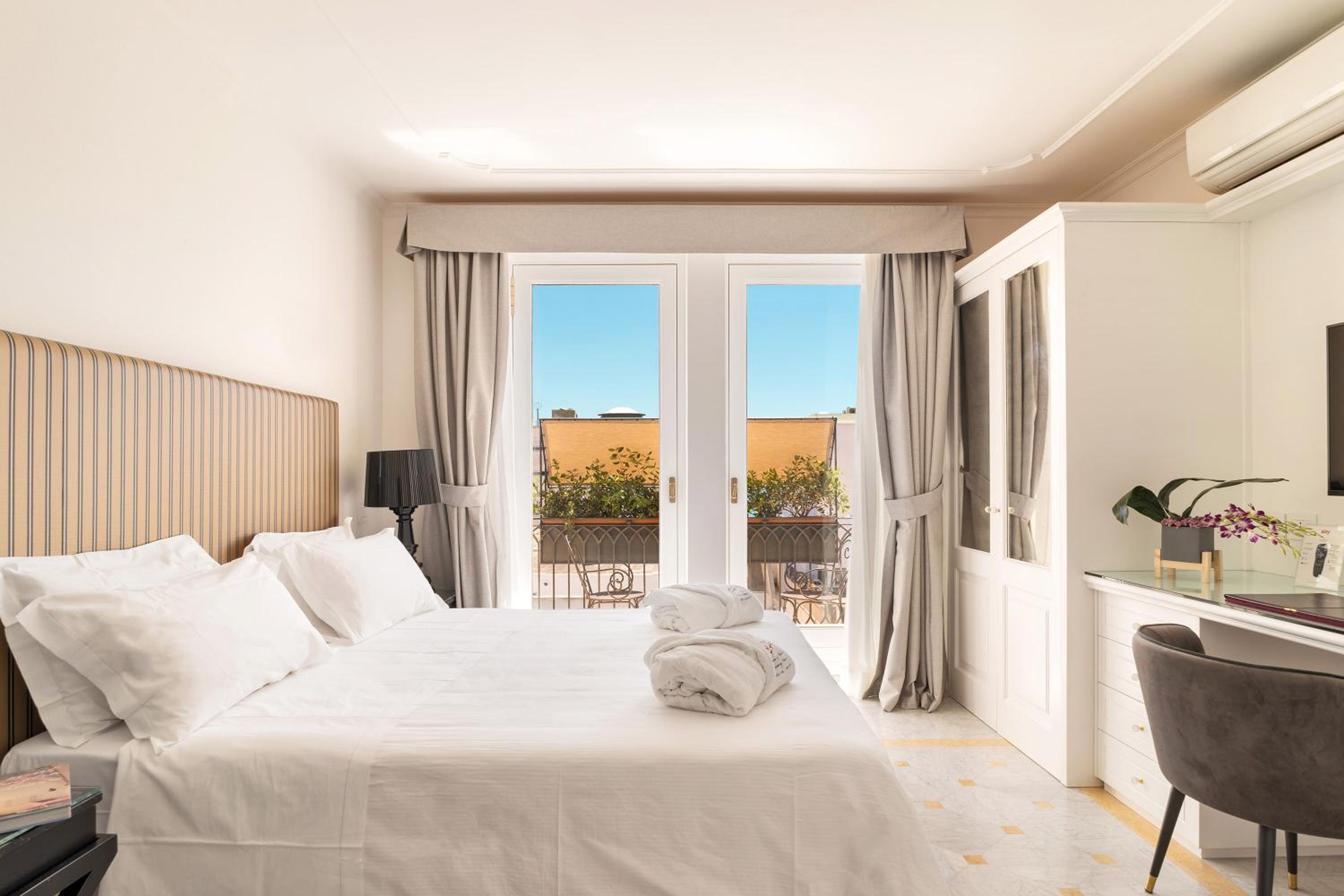 DELUXE, DOUBLE BED