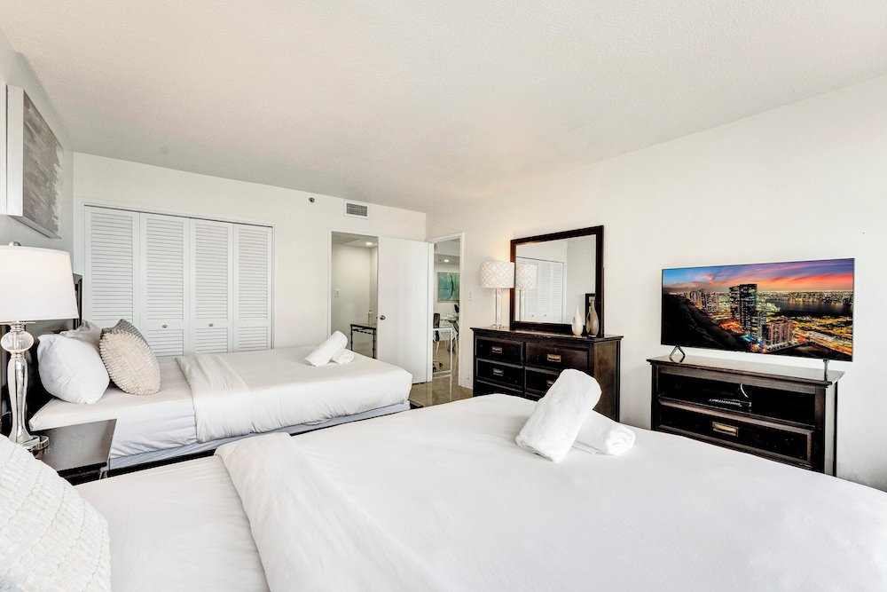 Beach, Retreat, 2 Queen and 2 Double Beds, Ocean Front, Sofa