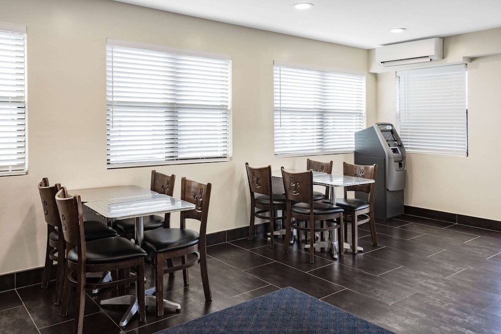 Super 8 by Wyndham Lindenhurst 13/22