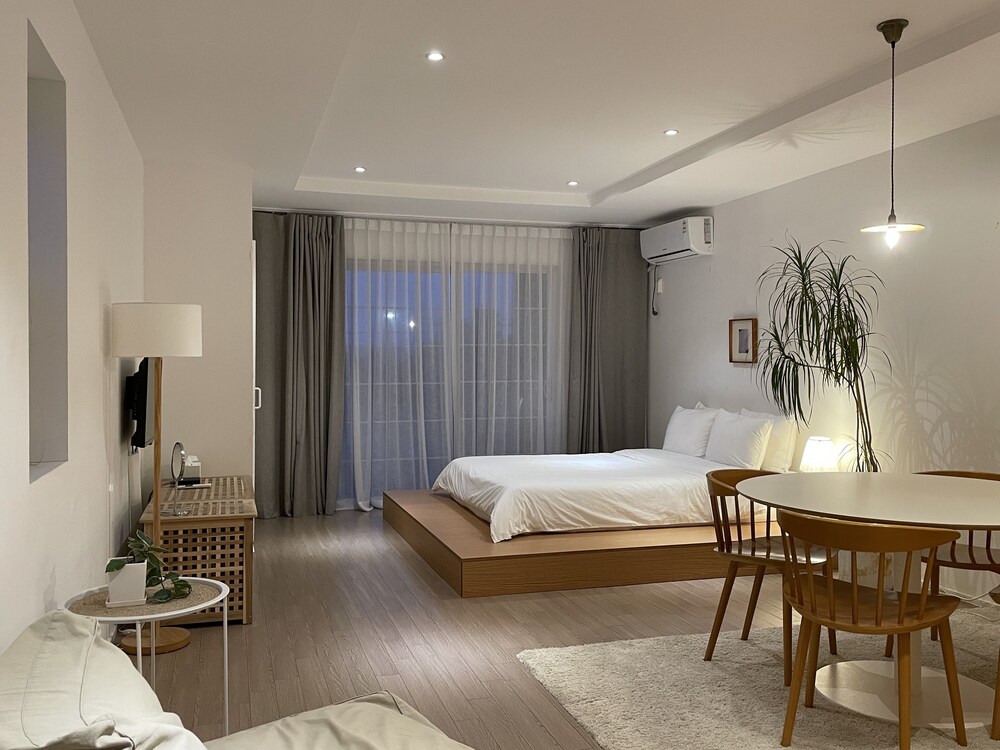 DELUXE, QUEEN BED, PARTIAL OCEAN VIEW, KITCHEN
