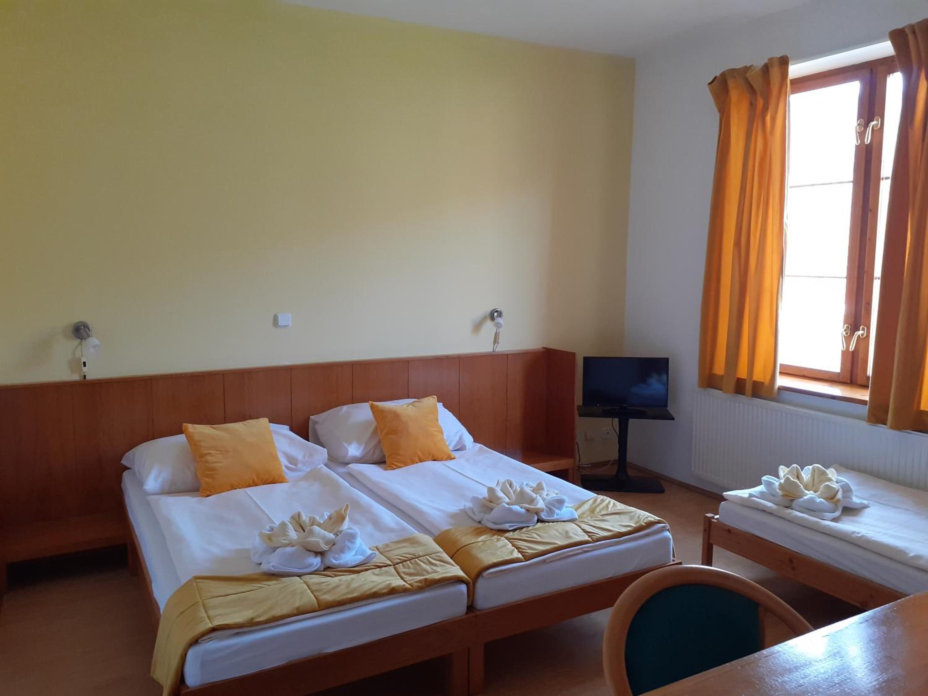 Gold Hotel 15/50