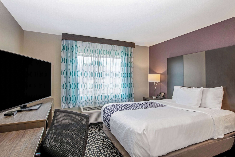 La Quinta Inn & Suites by Wyndham Fayetteville 21/59