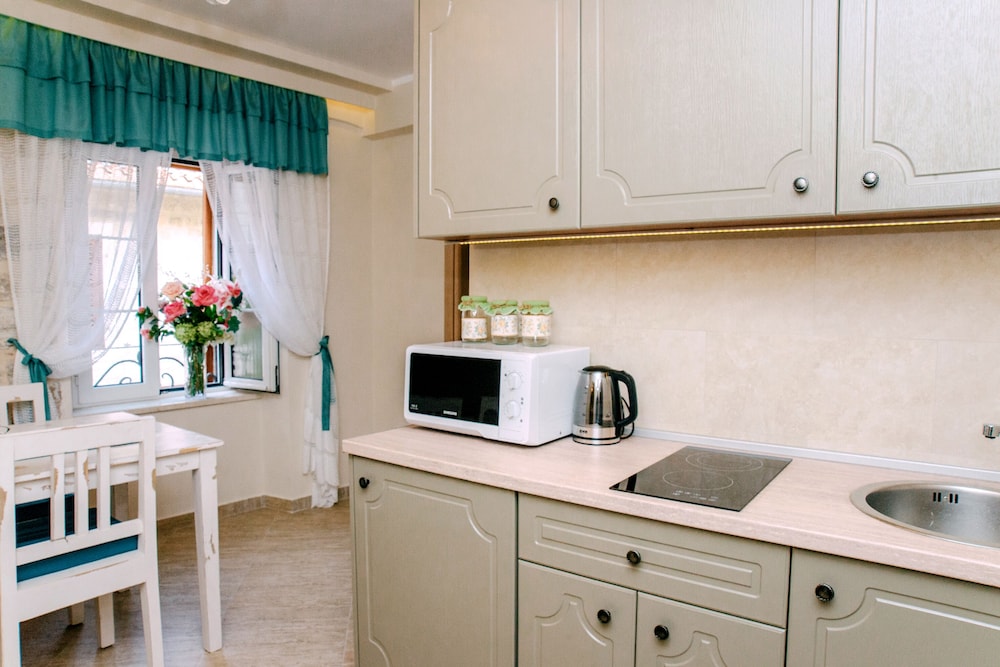 D & Sons Apartments 48/50