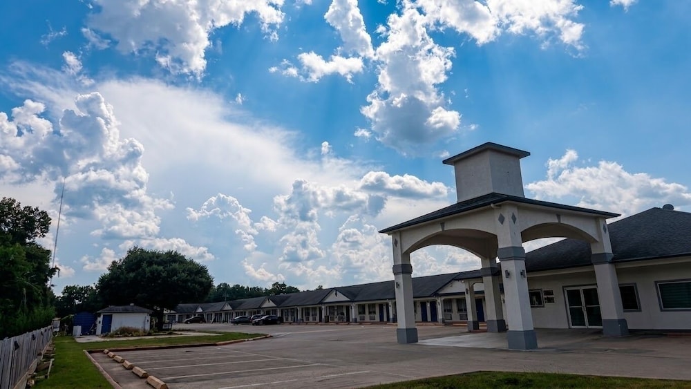 Luxury Inn & Suites Liberty 58/65
